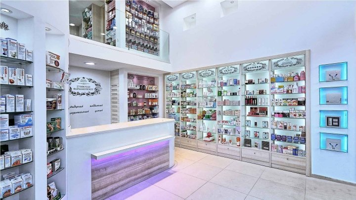 Aggelidaki Nikoleta 药房，由 Lefteris Tsikandilakis 设计，伊拉克利翁 – 希腊