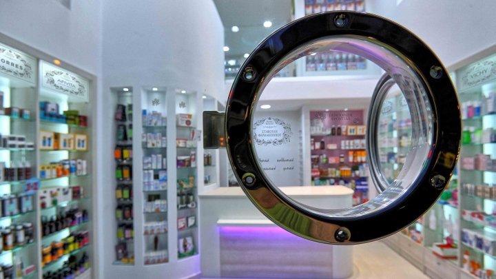 Aggelidaki Nikoleta 药房，由 Lefteris Tsikandilakis 设计，伊拉克利翁 – 希腊