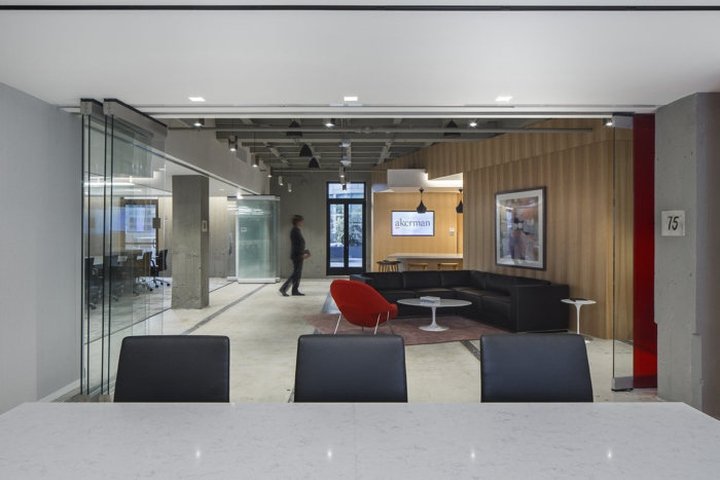 Akerman LLP 办公室由 Wirt Design Group 设计，洛杉矶 – 加利福尼亚州