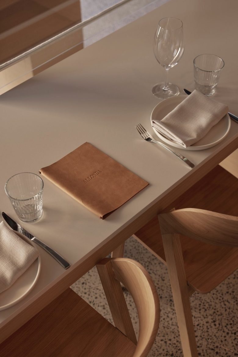 Twohill 和 James 设计的 Allonda 餐厅