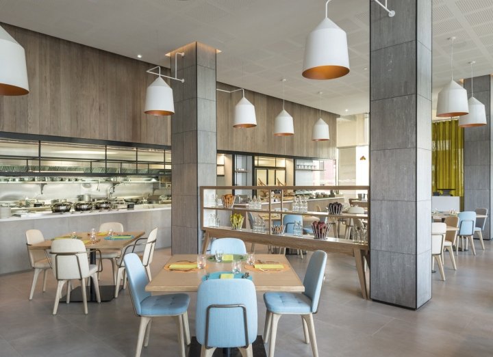 由 Kinnersley Kent Design 设计的雅乐轩餐厅，阿拉伯联合酋长国艾恩