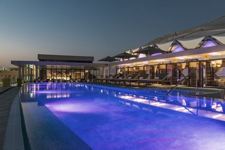 由 Kinnersley Kent Design 设计的雅乐轩餐厅，阿拉伯联合酋长国艾恩