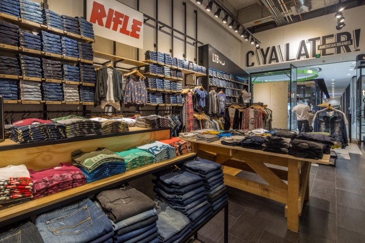 Rack 设计的美国品牌商店 – 零售建筑，麦德林 – 哥伦比亚