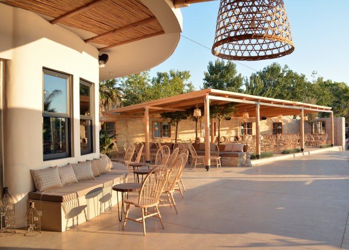 Gruppo Decorativo 的 Ammos 餐厅海滩酒吧,基帕里夏 – 希腊 Gruppo Decorativo 的 Ammos 餐厅海滩酒吧,基帕里夏 – 希腊