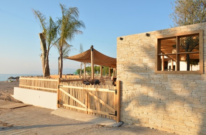 Gruppo Decorativo 的 Ammos 餐厅海滩酒吧,基帕里夏 – 希腊 Gruppo Decorativo 的 Ammos 餐厅海滩酒吧,基帕里夏 – 希腊