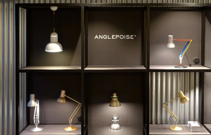 Anglepoise Clerkenwell 陈列室配有 Unibox 显示屏,英国伦敦 Anglepoise Clerkenwell 陈列室配有 Unibox 显示屏,英国伦敦