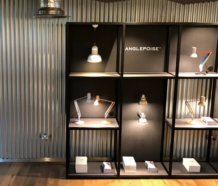 Anglepoise Clerkenwell 陈列室配有 Unibox 显示屏,英国伦敦 Anglepoise Clerkenwell 陈列室配有 Unibox 显示屏,英国伦敦