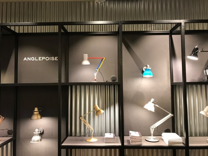 Anglepoise Clerkenwell 陈列室配有 Unibox 显示屏,英国伦敦 Anglepoise Clerkenwell 陈列室配有 Unibox 显示屏,英国伦敦