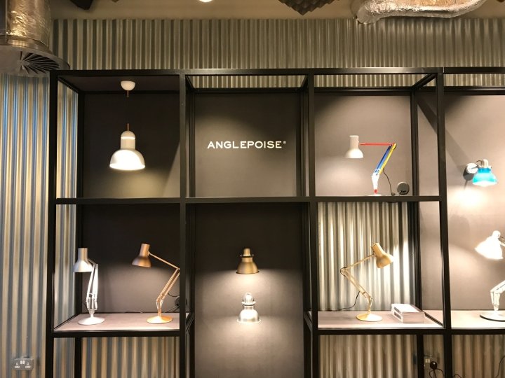 Anglepoise Clerkenwell 陈列室配有 Unibox 显示屏,英国伦敦 Anglepoise Clerkenwell 陈列室配有 Unibox 显示屏,英国伦敦