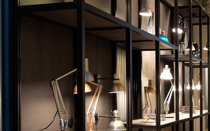 Anglepoise Clerkenwell 陈列室配有 Unibox 显示屏,英国伦敦 Anglepoise Clerkenwell 陈列室配有 Unibox 显示屏,英国伦敦