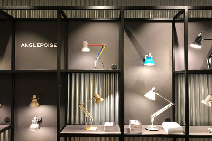 Anglepoise Clerkenwell 陈列室配有 Unibox 显示屏,英国伦敦 Anglepoise Clerkenwell 陈列室配有 Unibox 显示屏,英国伦敦