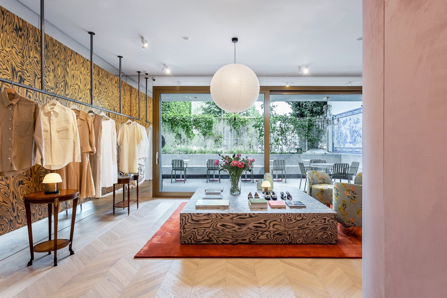 Aparterre 商店，由 Bogdan Ciocodeica Studio 设计