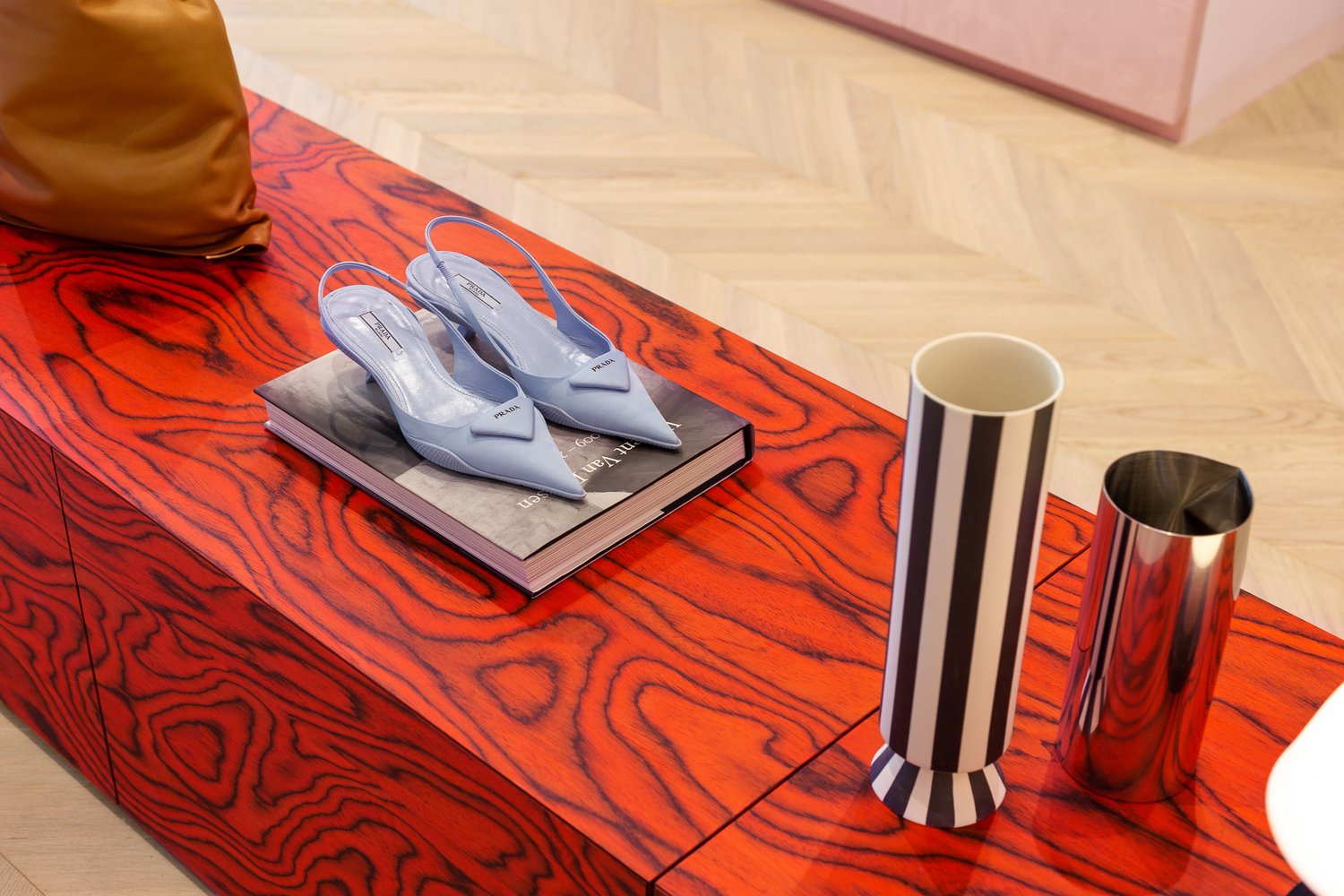 Aparterre 商店，由 Bogdan Ciocodeica Studio 设计