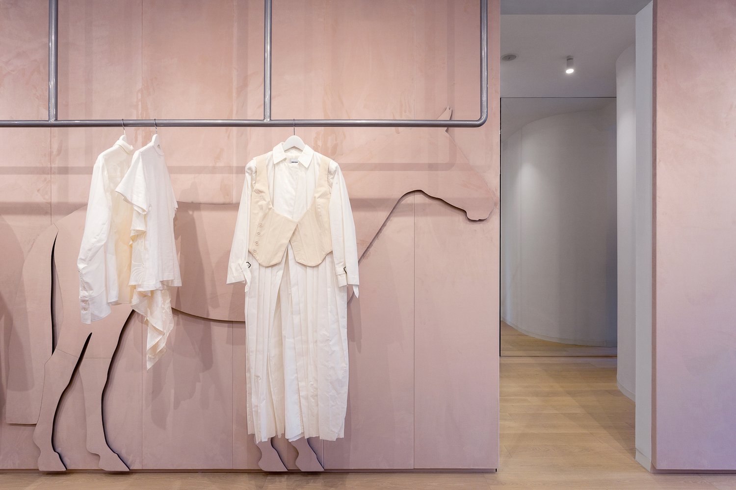 Aparterre 商店，由 Bogdan Ciocodeica Studio 设计