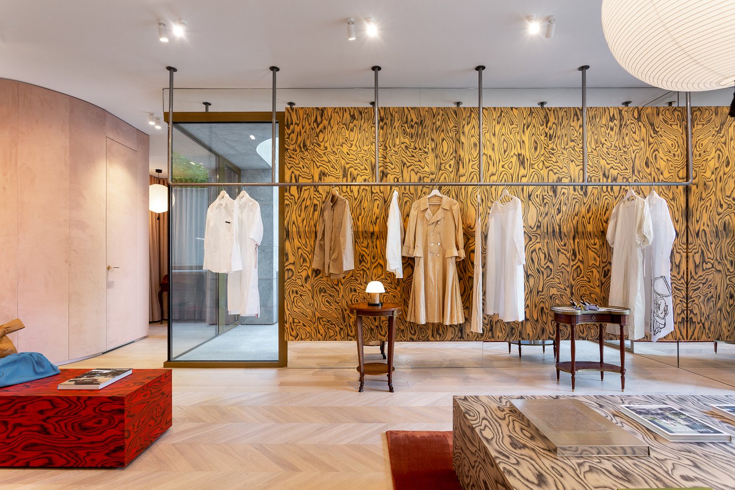 Aparterre 商店，由 Bogdan Ciocodeica Studio 设计