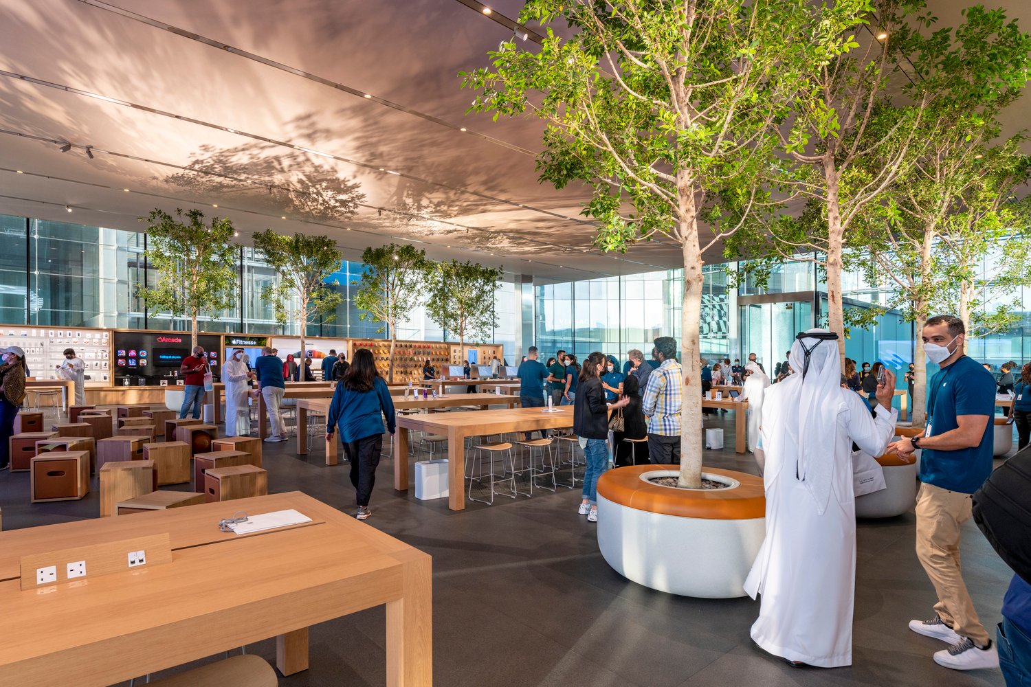 Apple Al Maryah Island 由福斯特建筑事务所设计