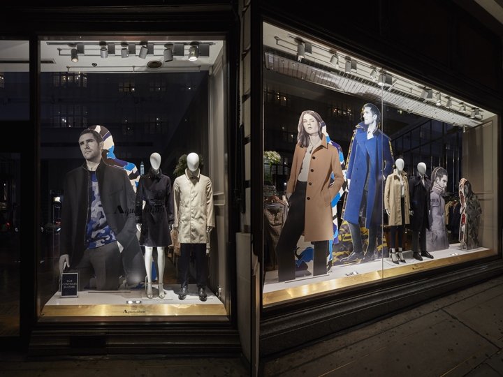 英国伦敦 Hello Flamingo Ltd. 设计的 Aquascutum 2017 秋冬橱窗展示