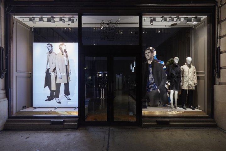 英国伦敦 Hello Flamingo Ltd. 设计的 Aquascutum 2017 秋冬橱窗展示