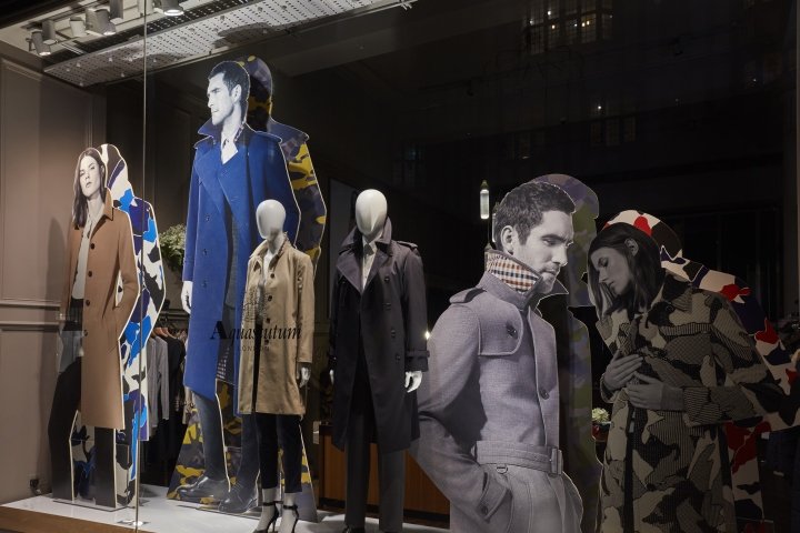 英国伦敦 Hello Flamingo Ltd. 设计的 Aquascutum 2017 秋冬橱窗展示
