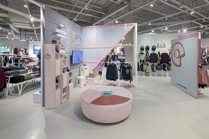 Ardene 改变游戏规则的商店，由 Dalziel&Pow 设计，位于魁北克省圣热罗姆