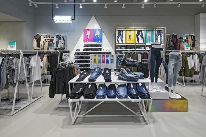 Ardene 改变游戏规则的商店，由 Dalziel&Pow 设计，位于魁北克省圣热罗姆