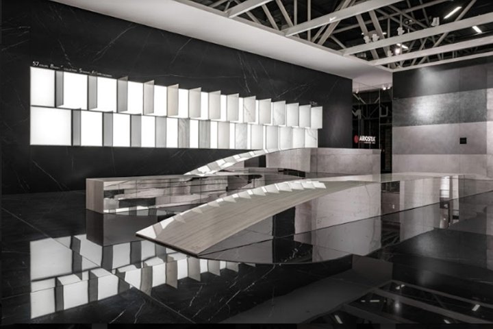 Ariostea 零售展位于 2017 年 Cersaie，由 Marco Porpora 设计，意大利博洛尼亚