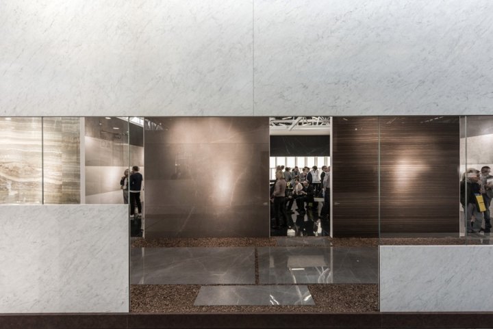 Ariostea 零售展位于 2017 年 Cersaie，由 Marco Porpora 设计，意大利博洛尼亚