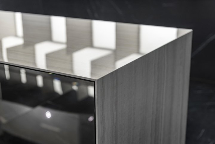 Ariostea 零售展位于 2017 年 Cersaie，由 Marco Porpora 设计，意大利博洛尼亚