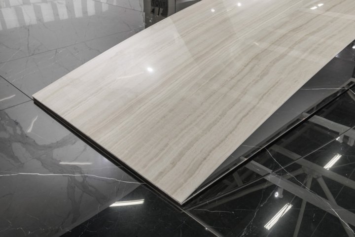 Ariostea 零售展位于 2017 年 Cersaie，由 Marco Porpora 设计，意大利博洛尼亚