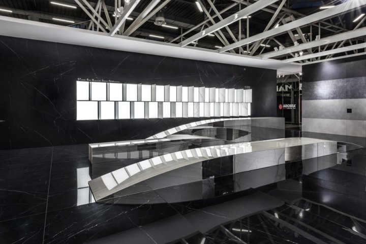 Ariostea 零售展位于 2017 年 Cersaie，由 Marco Porpora 设计，意大利博洛尼亚