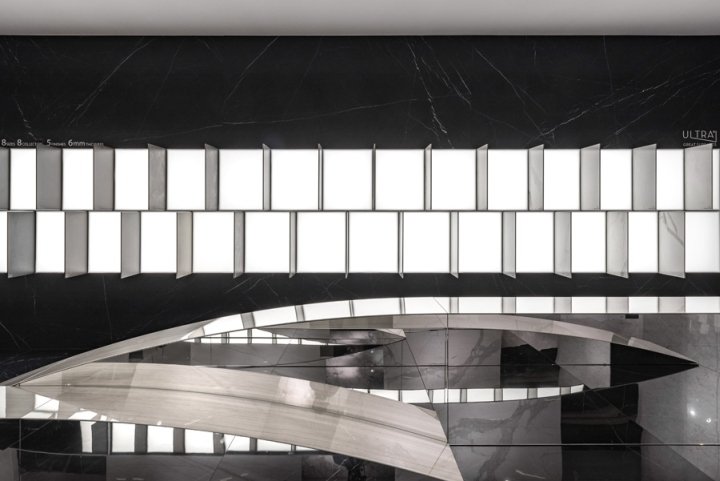 Ariostea 零售展位于 2017 年 Cersaie，由 Marco Porpora 设计，意大利博洛尼亚