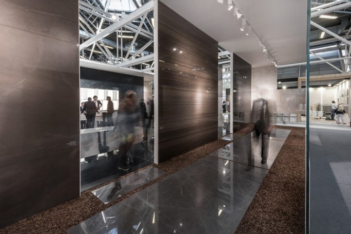 Ariostea 零售展位于 2017 年 Cersaie，由 Marco Porpora 设计，意大利博洛尼亚