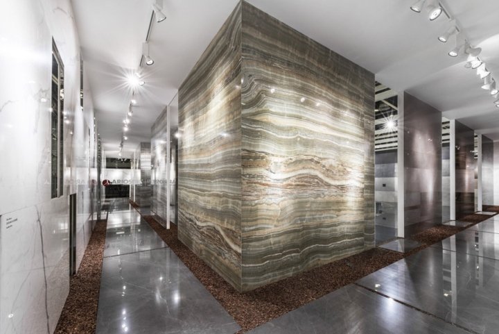 Ariostea 零售展位于 2017 年 Cersaie，由 Marco Porpora 设计，意大利博洛尼亚