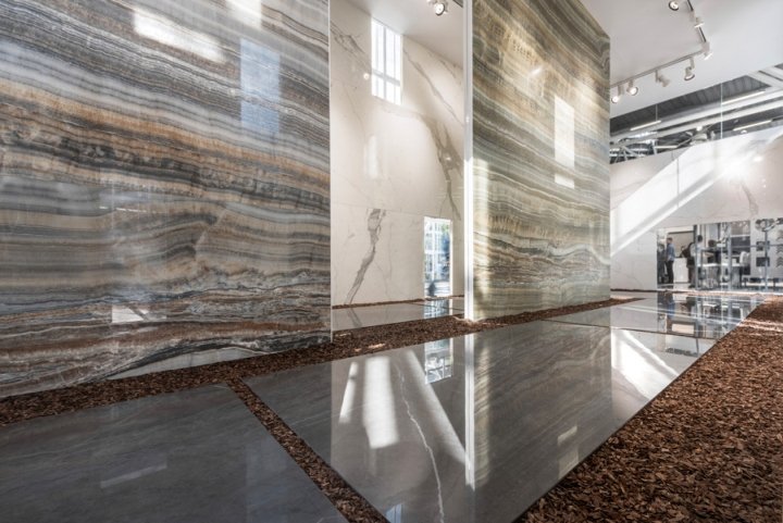 Ariostea 零售展位于 2017 年 Cersaie，由 Marco Porpora 设计，意大利博洛尼亚