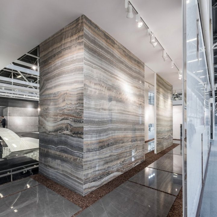 Ariostea 零售展位于 2017 年 Cersaie，由 Marco Porpora 设计，意大利博洛尼亚