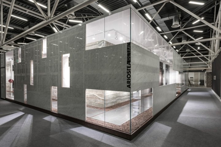 Ariostea 零售展位于 2017 年 Cersaie，由 Marco Porpora 设计，意大利博洛尼亚