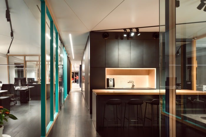 Yaron Eldad 的人工智能公司办公室 – 建筑和室内设计