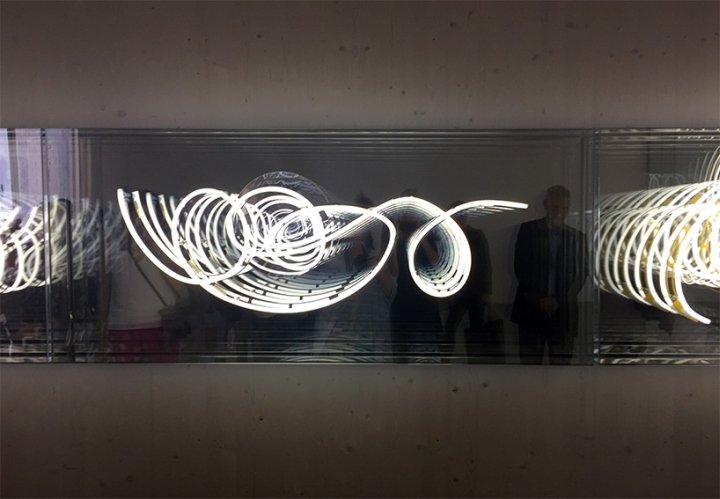 2017 年威尼斯艺术双年展奥地利馆,作者:Erwin Wurm 和 Brigitte Kowanz 2017 年威尼斯艺术双年展奥地利馆,作者:Erwin Wurm 和 Brigitte Kowanz