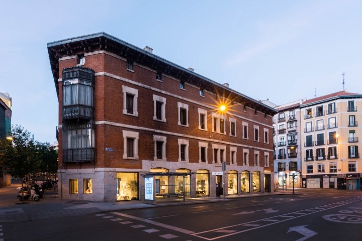 ABATON 的 BATAVIA 家具陈列室，马德里 – 西班牙