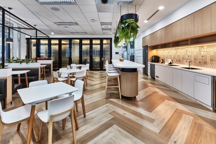 Conexus Studio 设计的 BBC 工作室办公室