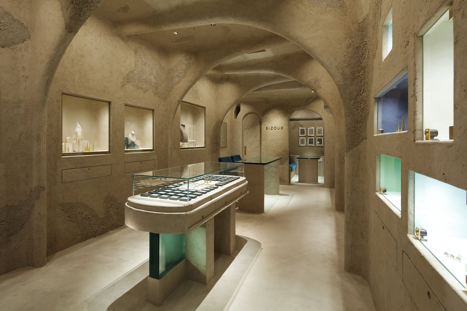 GAVEL INC. 的 BIZOUX 商店