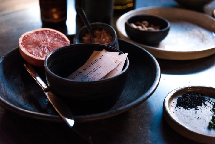 Salón Sociedad 由 Communal + OTRA Arquitectura 设计，蒙特雷 – 墨西哥