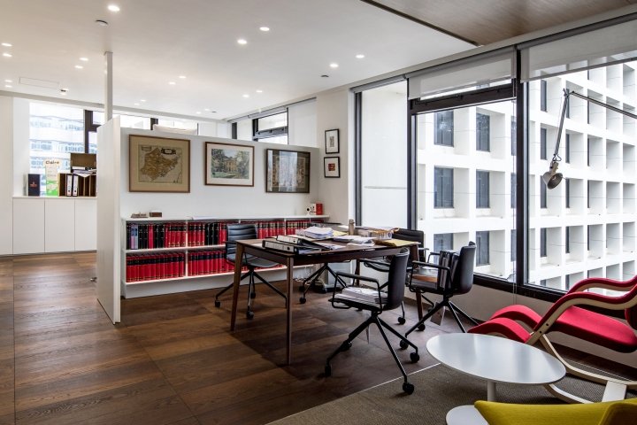 香港置地广场大律师室 by Plot Architecture Office