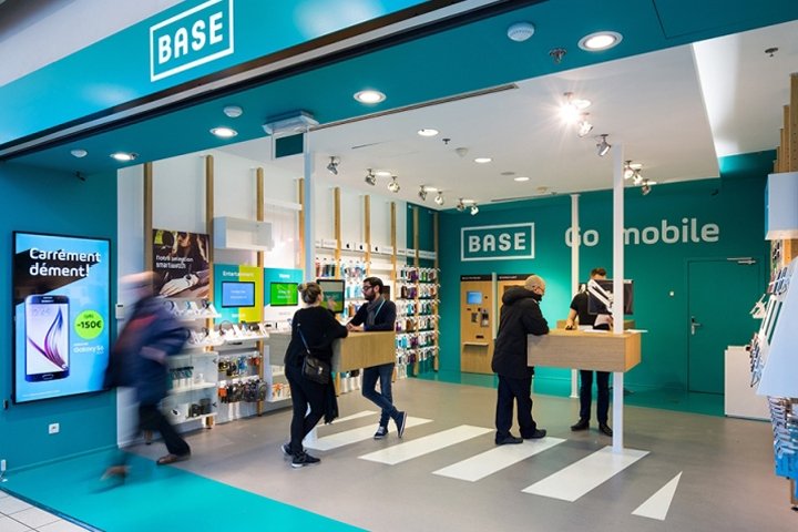 基地店由 Minale Design Strategy 设计，霍尔努 – 比利时