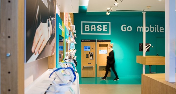 基地店由 Minale Design Strategy 设计，霍尔努 – 比利时