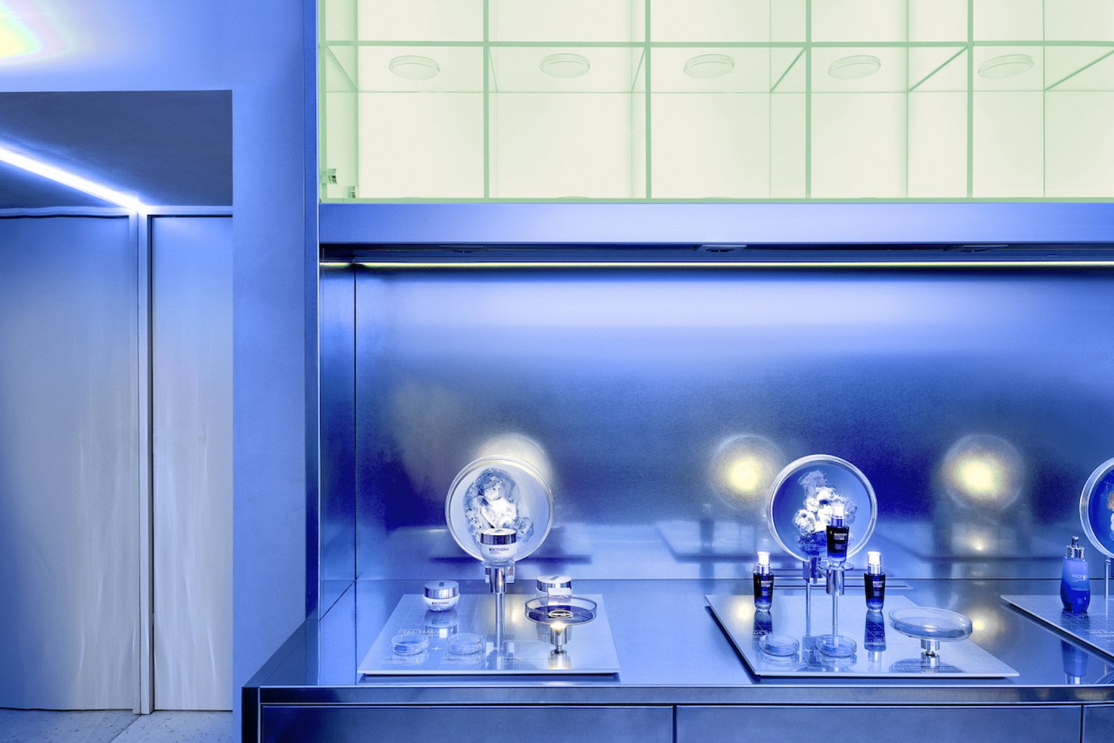 碧欧泉蓝色美容实验室由 Universal Design Studio 设计