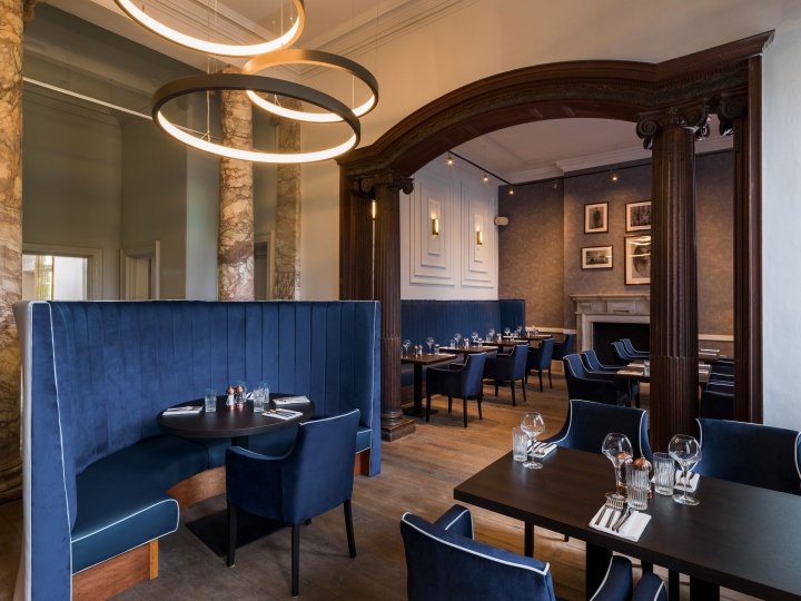 Black Iron 餐厅由 Faber Design & Architecture 设计，英国莱斯特