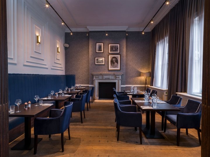 Black Iron 餐厅由 Faber Design & Architecture 设计，英国莱斯特