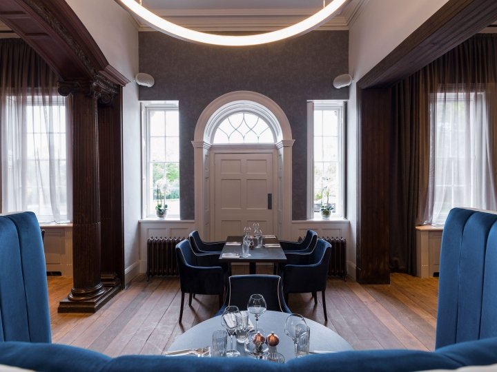 Black Iron 餐厅由 Faber Design & Architecture 设计，英国莱斯特