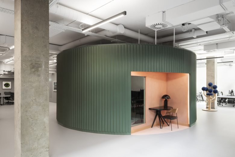 黑风筝办公室由 Bureau de Change Architects 设计